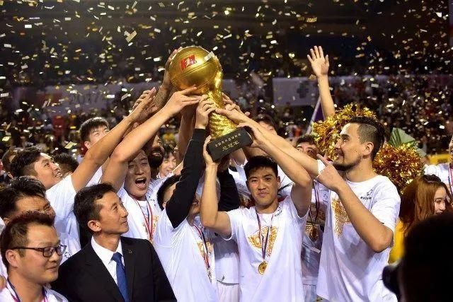 特纳表现低迷，雄鹿惨遭76人逆转